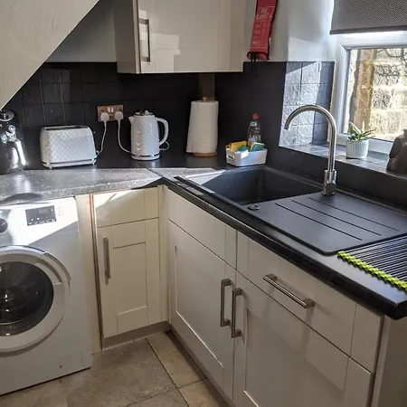 1 Hillside * Leeds (West Yorkshire)