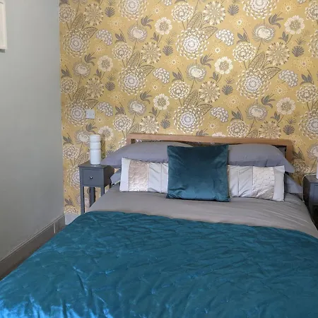 1 Hillside * Leeds (West Yorkshire)