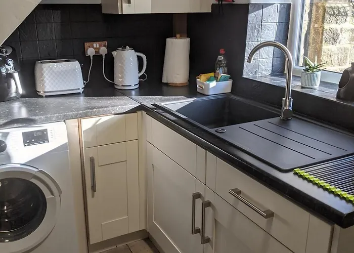 1 Hillside * Leeds (West Yorkshire)